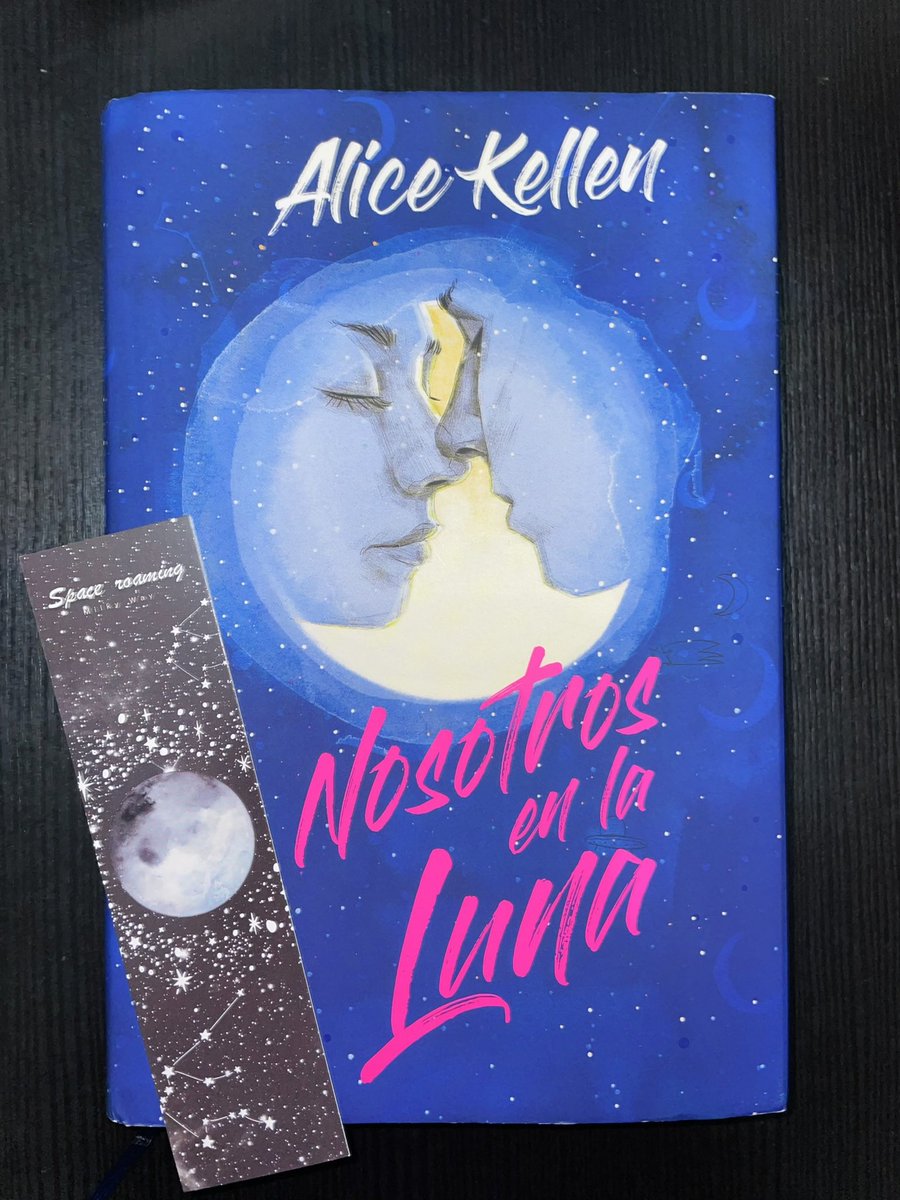 giiselasantanaa's tweet photo. #LecturaTerminada 📖. 2ª vez que me releo esta maravilla, pero ahora ha sido una edición especial que me regaló mi hermana por mi cumpleaños. A lo largo del libro iban apareciendo ilustraciones tan bonitas como estas 😍⬇️.
@AliceKellen_ #NosotrosEnLaLuna
Buenas noches 💭🌙 https://t.co/ZCa3OWSmRD