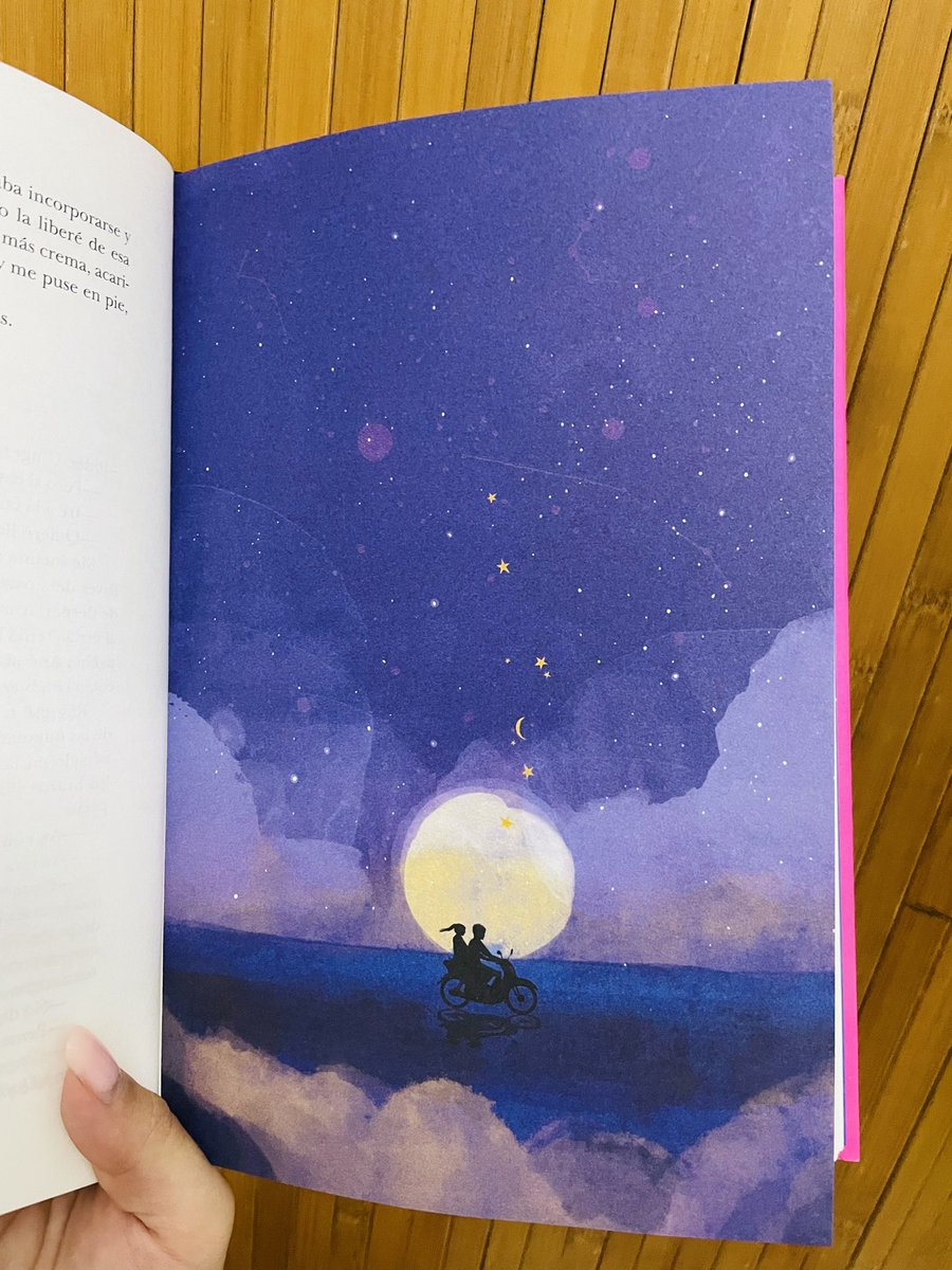giiselasantanaa's tweet photo. #LecturaTerminada 📖. 2ª vez que me releo esta maravilla, pero ahora ha sido una edición especial que me regaló mi hermana por mi cumpleaños. A lo largo del libro iban apareciendo ilustraciones tan bonitas como estas 😍⬇️.
@AliceKellen_ #NosotrosEnLaLuna
Buenas noches 💭🌙 https://t.co/ZCa3OWSmRD