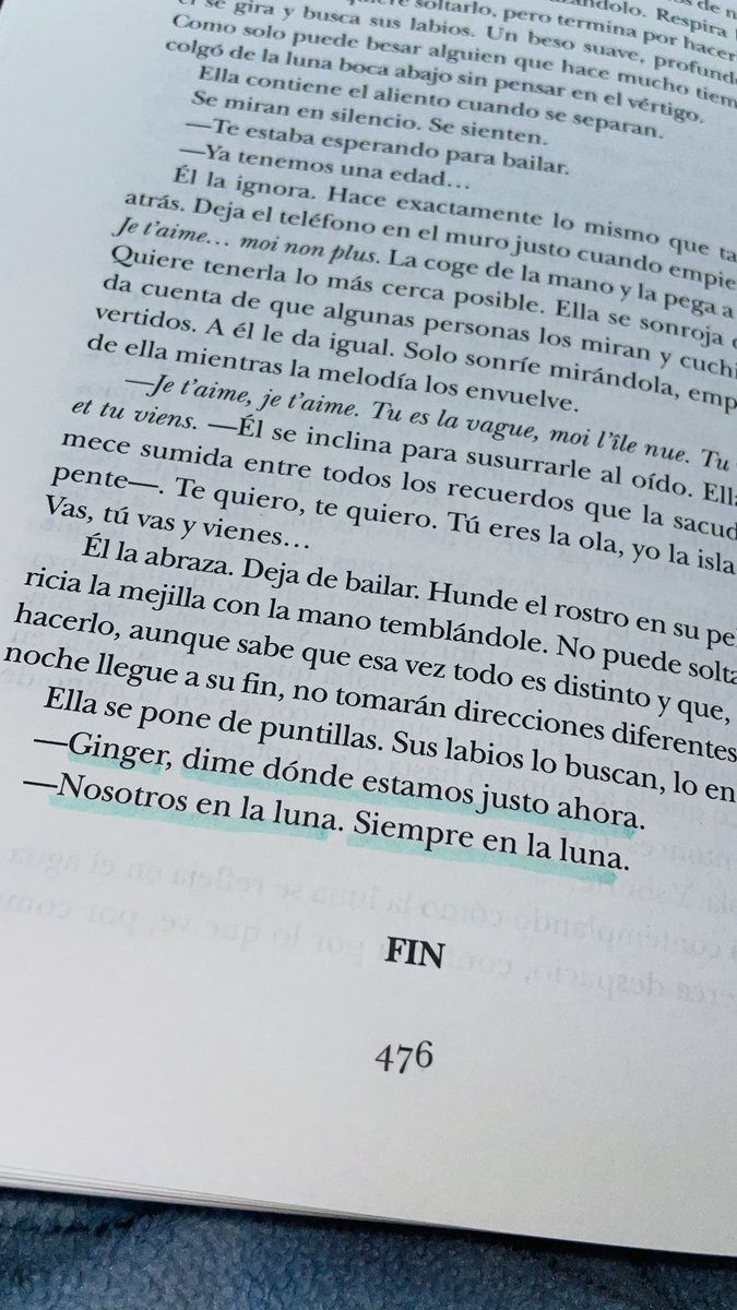 giiselasantanaa's tweet photo. #LecturaTerminada 📖. 2ª vez que me releo esta maravilla, pero ahora ha sido una edición especial que me regaló mi hermana por mi cumpleaños. A lo largo del libro iban apareciendo ilustraciones tan bonitas como estas 😍⬇️.
@AliceKellen_ #NosotrosEnLaLuna
Buenas noches 💭🌙 https://t.co/ZCa3OWSmRD