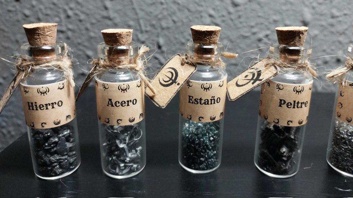 KateWillshaper's tweet photo. Hoy estoy muy ilusionada de presentaros la Edición Deluxe de mis botes de #mistborn 🩷. Hecha con limaduras de metales para más realismo.
Tengo 4 disponibles a la venta. Cualquier cosita Dm ✨️
Agradecería RT ⭐️
#cosmere 🪐 https://t.co/PExlRWujzV