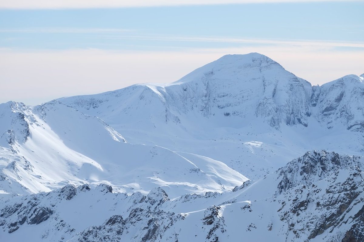 PirineosMeteo's tweet photo. Algunas cumbres vistas desde el Baciás (2758 m) este pasado 6 de diciembre:

Tendeñera (2845 m), Garmo Negro (3066 m), Argualas (3046 m) y Balaitús (3144 m) https://t.co/P1RVQ7eghs