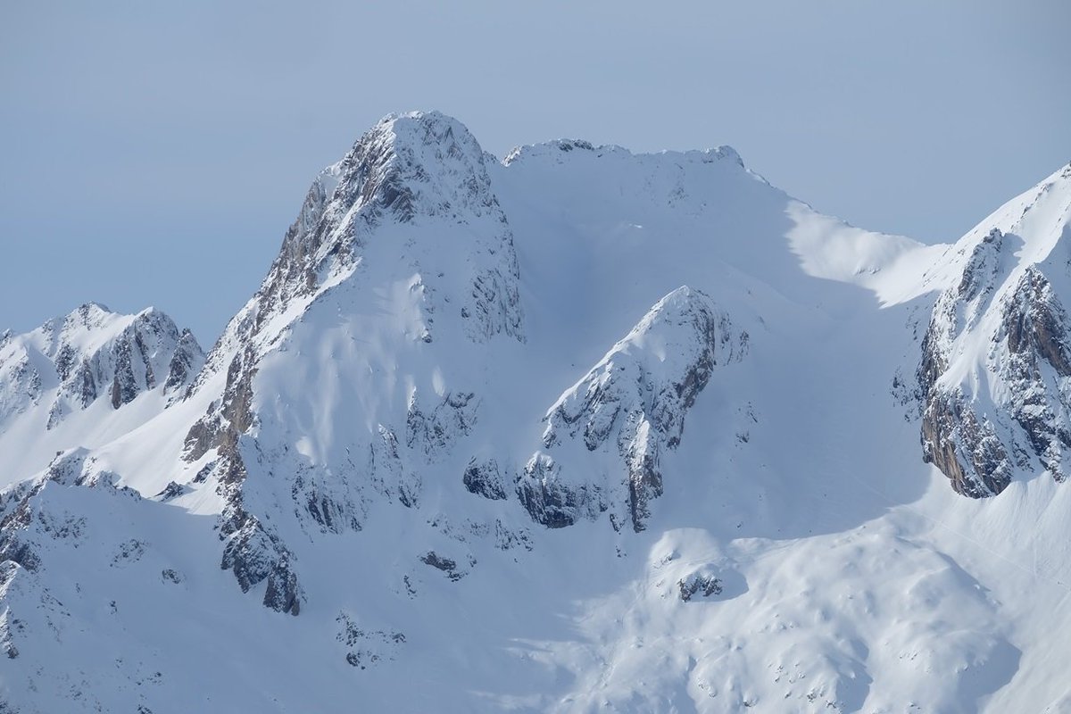 PirineosMeteo's tweet photo. Algunas cumbres vistas desde el Baciás (2758 m) este pasado 6 de diciembre:

Tendeñera (2845 m), Garmo Negro (3066 m), Argualas (3046 m) y Balaitús (3144 m) https://t.co/P1RVQ7eghs