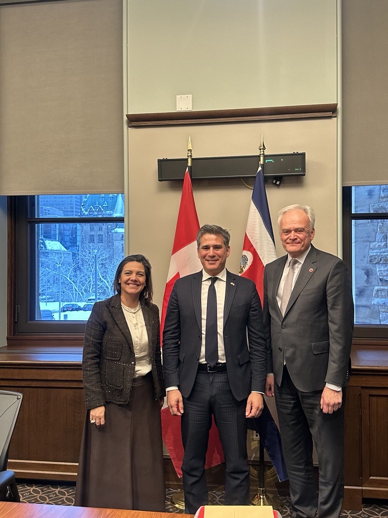 EmbajadaCRCAN's tweet photo. With the support of @EmbajadaCRCAN , Minister @Manuel_Tovar_R met with @SenBoehm They highlighted opportunities to strengthen trade and investment relations between Costa Rica &amp; Canada
@CRcancilleria 
@COMEX
#Foreingtrade
2023.12.04 https://t.co/fqy7zhudVq