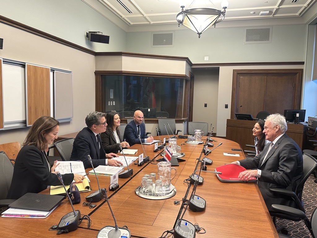 EmbajadaCRCAN's tweet photo. With the support of @EmbajadaCRCAN , Minister @Manuel_Tovar_R met with @SenBoehm They highlighted opportunities to strengthen trade and investment relations between Costa Rica &amp; Canada
@CRcancilleria 
@COMEX
#Foreingtrade
2023.12.04 https://t.co/fqy7zhudVq