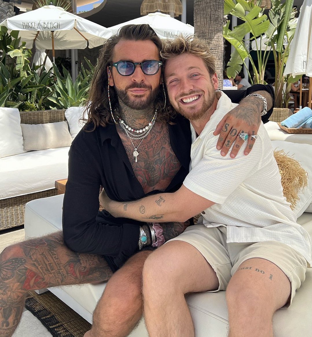 georgiaa95's tweet photo. I swear if you didn’t shed a tear or ten then you are lying! True bromance right there😭😭 @imacelebrity #ImACeleb https://t.co/ghVeIk46IU