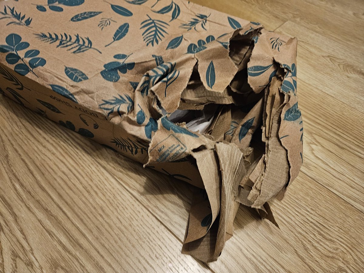 Lisa87xx's tweet photo. @RoyalMailHelp  Do you think it's acceptable to still deliver parcels in this condition. This should have been sent back to the sender!! https://t.co/dCrqt0pyBU