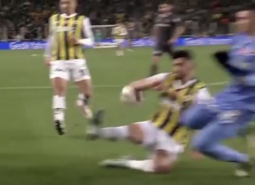 forzacimbom's tweet photo. PENALTI VERİLEN / PENALTI VERİLMEYEN https://t.co/87y1IBD5dJ