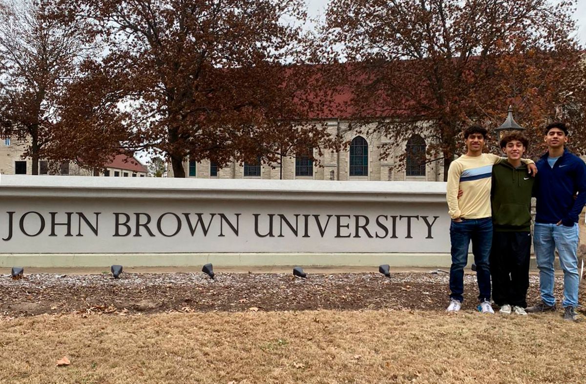 #CreandoOportunidades
Los futbolistas de la Academia FESA Eduardo Sánchez (U17), Diego y Sebastián Luna (U19), viajaron este día a una visoría con la <a href="/JohnBrownUniv/">John Brown University</a> , EEUU 🇺🇸, con el objetivo de conseguir una beca universitaria.