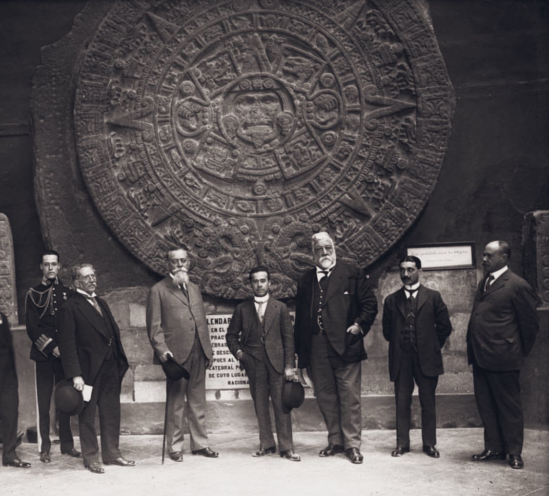 Cuauhtemoc_1521's tweet photo. Foto del presidente Venustiano Carranza frente a la famosa Piedra del Sol ubicada dentro del Museo Nacional ubicado en la calle de Moneda.  También aparece el famoso arquitecto Antonio Rivas Mercado quien destaca por su altura y corpulencia. Se le apodó el oso durante su juventud. Ca.1917-1919 #CDMX