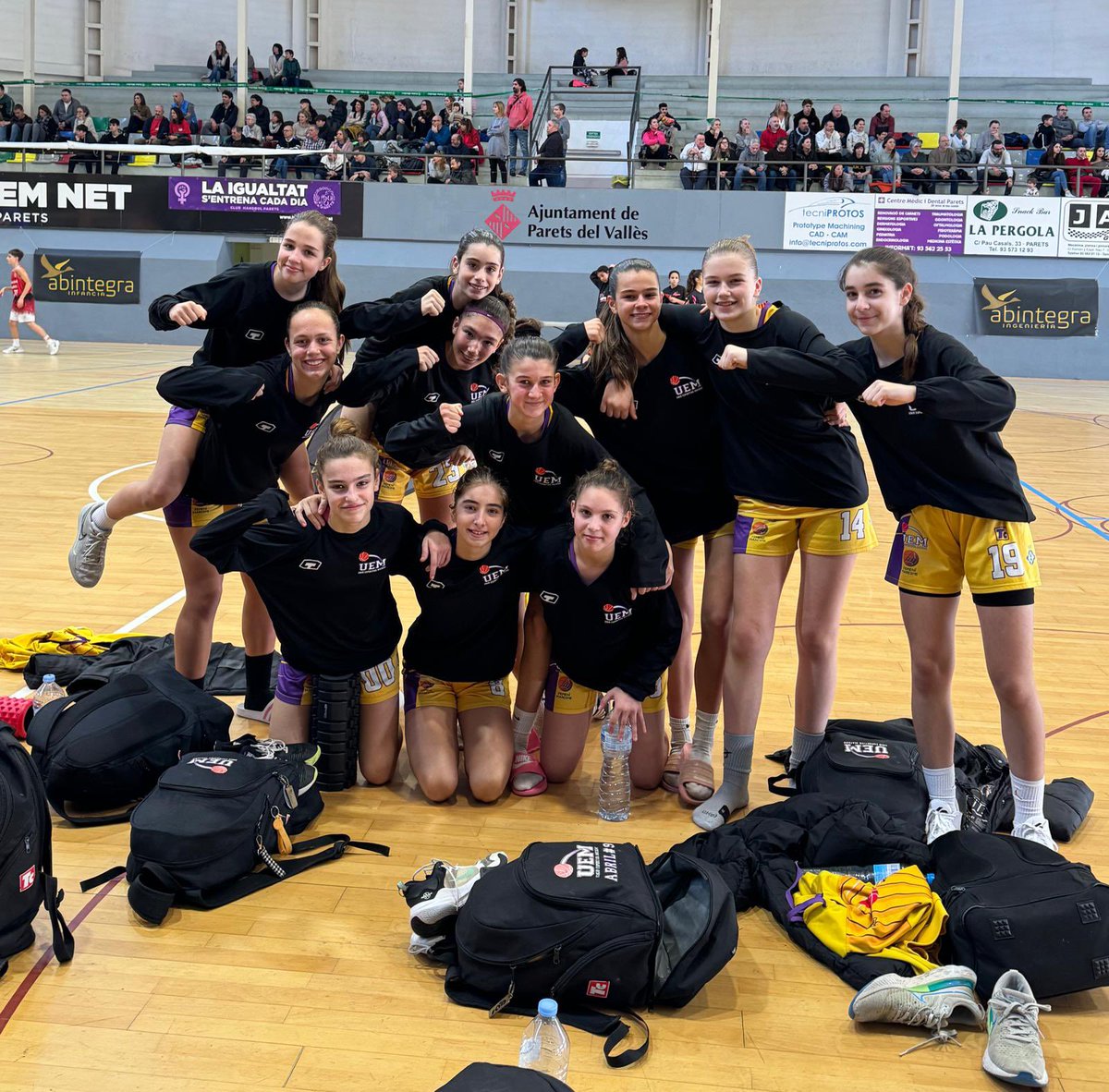 uemataro's tweet photo. ✅ 2 de 2 PER COMENÇAR EL TORNEIG DE PARETS!

⛹🏻‍♀️ Dues victòries per les Infantils de 1r Any que demà disputaran el darrer matx de la Fase de Grups i els 1/4 de final!

👊🏻 Som-hi noies!!!
#somgrocs💛💜 https://t.co/eU61WaqT9F