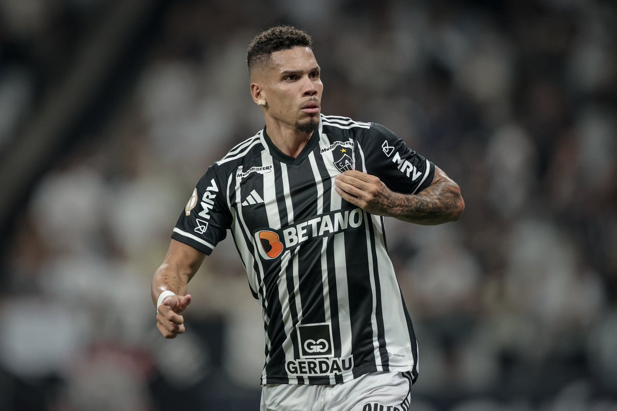 futebol_info's tweet photo. No entendimento da 777 Partners, um dos erros de Paulo Bracks no Vasco foi negar a contratação de Paulinho, do Atlético-MG.

A 777 liberou o dinheiro para contratar o atacante, mas o ex-diretor esportivo do Cruzmaltino recuou e preferiu investir em outros atletas sul-americanos.

🗞 @OGlobo_Esportes | @diogodantas
📸 Daniel Ramalho/CRVG | Pedro Souza/CAM