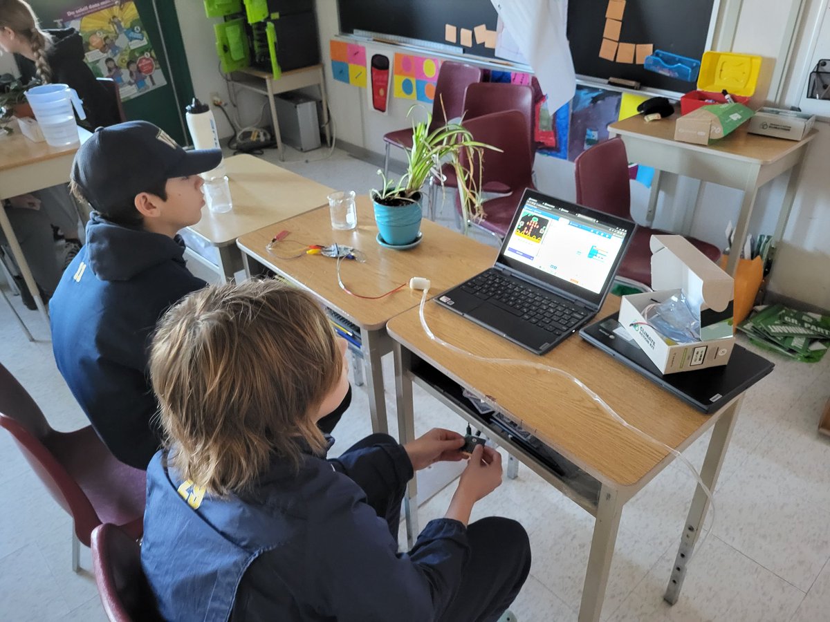 MmeMarieAndree's tweet photo. On s'amuse à arroser notre "sapin de Noel" avec les #microbit et les trousses #climateactionkit  @InkSmith3D @ESCNotreDame https://t.co/hOixzVpmYb