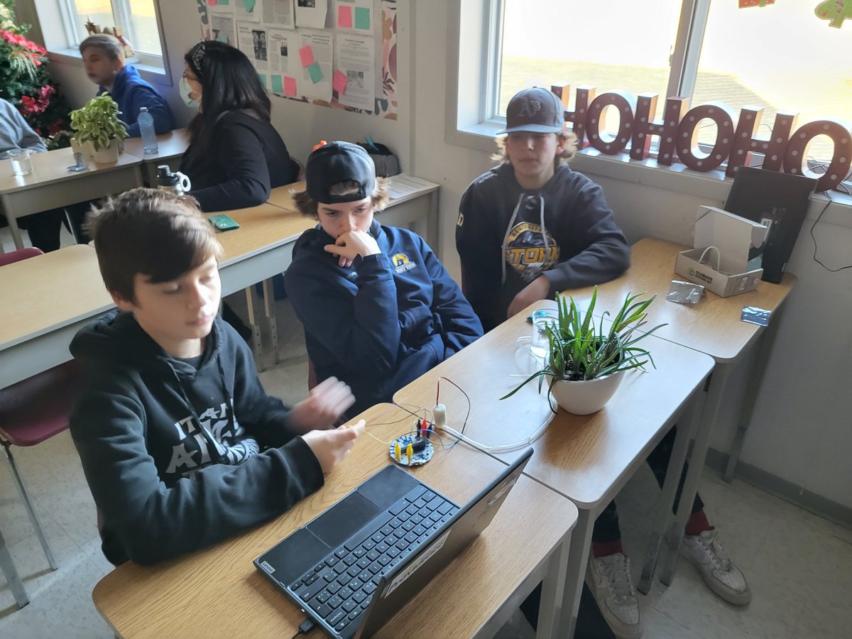 MmeMarieAndree's tweet photo. On s'amuse à arroser notre "sapin de Noel" avec les #microbit et les trousses #climateactionkit  @InkSmith3D @ESCNotreDame https://t.co/hOixzVpmYb