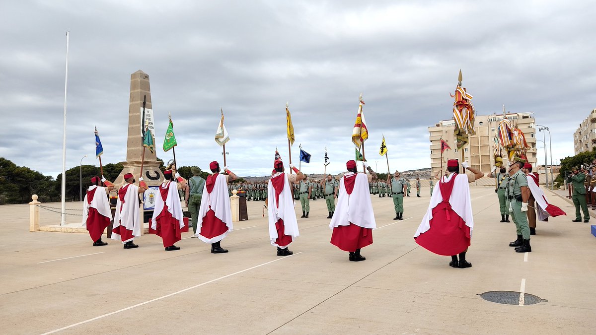 COMGEMEL_ET's tweet photo. Los Regulares del #GREG52 y los Legionarios del #TERLEG1 forman en la Base Alfonso XIII en un acto presidido por el Comandante General de Melilla, en honor a La Inmaculada Concepción, Patrona del Arma de Infantería, Cuerpo Jurídico y Capellanes Militares. ¡¡¡Muchas felicidades!!! https://t.co/v6XtKRQXiz