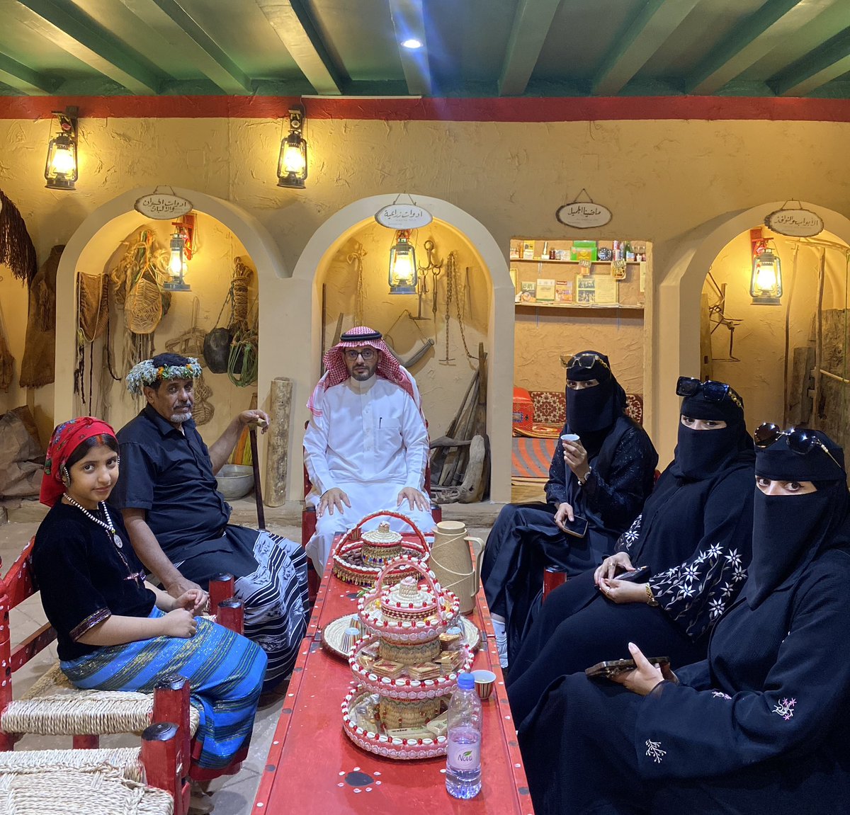 TBilghazi's tweet photo. تشرفنا مساء هذه الليلة بزيارة 
شيخ عشائر وأبيات #فيفاء
الشيخ/ عبدالله حسن فرح الفيفي
ويرافقه كلاً من:
أ.أحمديحي الفيفي
وإعلاميات محافظة فيفاء
أ. فاطمة الفيفي
أ. فاطمة الفيفي
أ.نجود الفيفي
كما قدم هدية كتاب عن :
 (الطراز المعماري في فيفاء)
ويهدف الى توعية المجتمع بأهمية التراث. https://t.co/QeM90YbiT7
