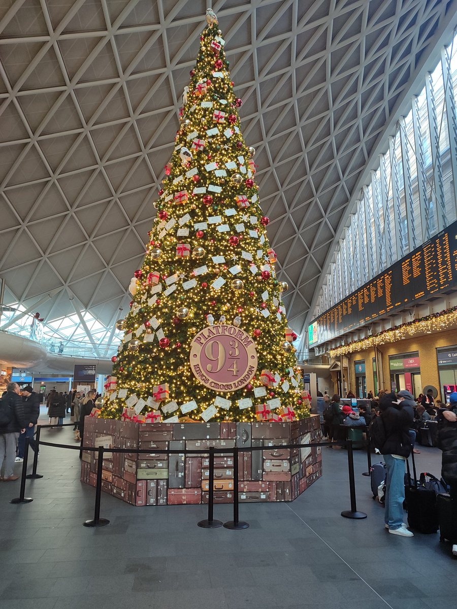 Un año más, en King's Cross han puesto este gran árbol de Navidad a la entrada del andén 9 y ¾.