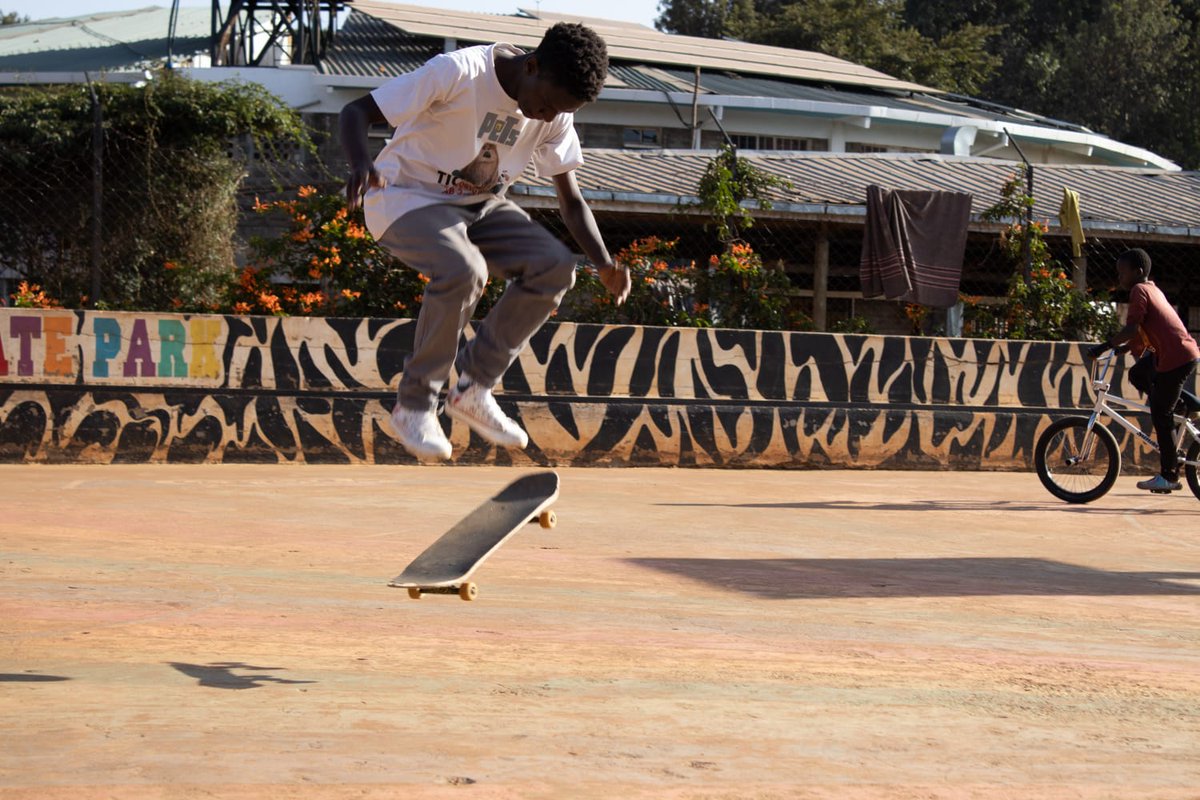 🎄✨ Helmets under the Christmas tree! 🚴‍♂️      This Christmas, let's bring joy to the Dusty South Crew in Nairobi, Kenya. They're on a mission to make their rides safer for 20-30 young enthusiasts, and we need YOUR help! betterplace.org/de/projects/13…
🌟 Join the cause, donate today!🎁