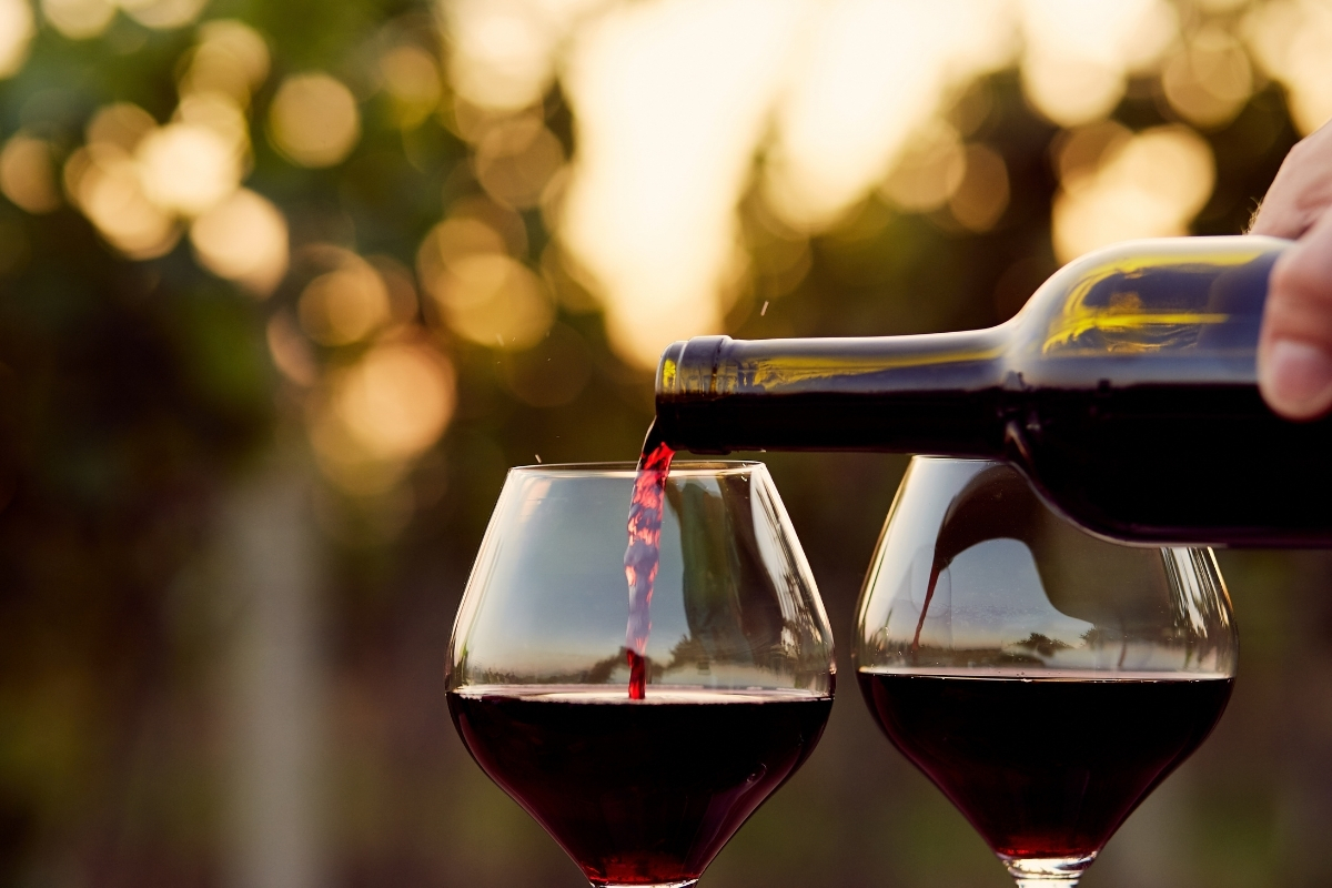 comerbeber's tweet photo. Una copa de vino tinto puede ser tu aliado en cuestión de salud del corazón, pero recuerda: ¡la moderación es clave! 🍷 Eso supondría 1-2 bebidas estándar en un día para los hombres, y 1 para mujeres. Más no es saludable.
#ViernesDeVinos #BebeResponsablemente https://t.co/SRNIRRhBao