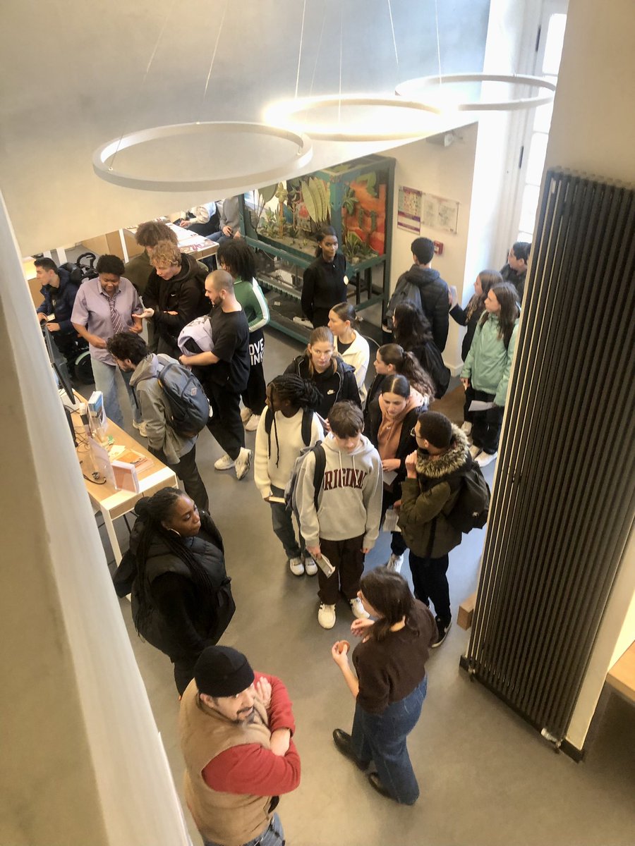 IENdaveiga's tweet photo. Peu de visiteurs mais des équipes et des élèves au top pour le Forum d’orientation du @campus_versailles avec la présence pour les métiers d’art @acversailles des lycées C. Garamont, A. Bolland et J. Verne.

RDV demain pour la 2e journée. #metiersdart
#semainedelavoiepro https://t.co/FxWGoTp2ah