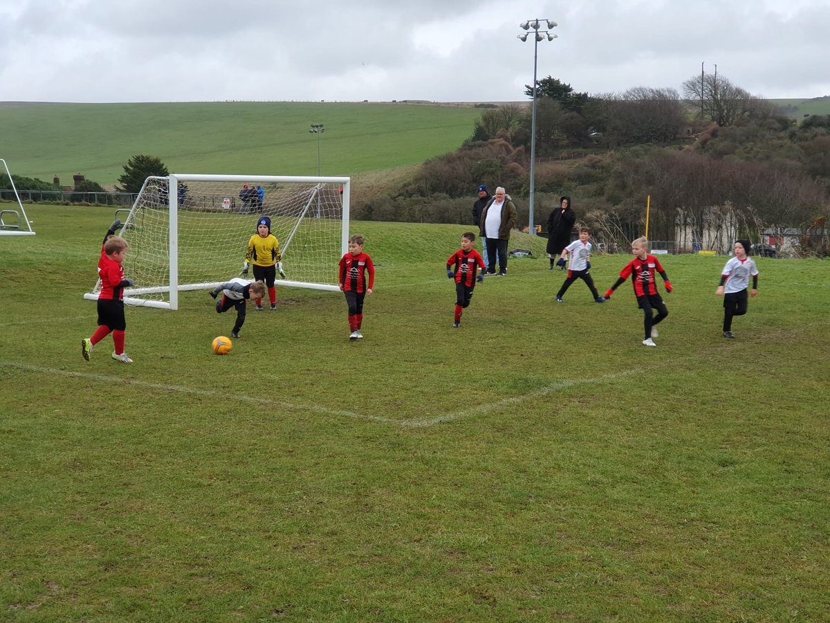 DaSHJFC's tweet photo. U7s had a fantastic weekend! One team secured a freezing cold victory against Telscmobe Raiders, while the other triumphed 8-7 against Saltdean United in challenging rain. The kids showed incredible belief and courage. Kudos to all who played in these wintery conditions. 🔴⚫️⚽️ https://t.co/Yjhr84mmMD