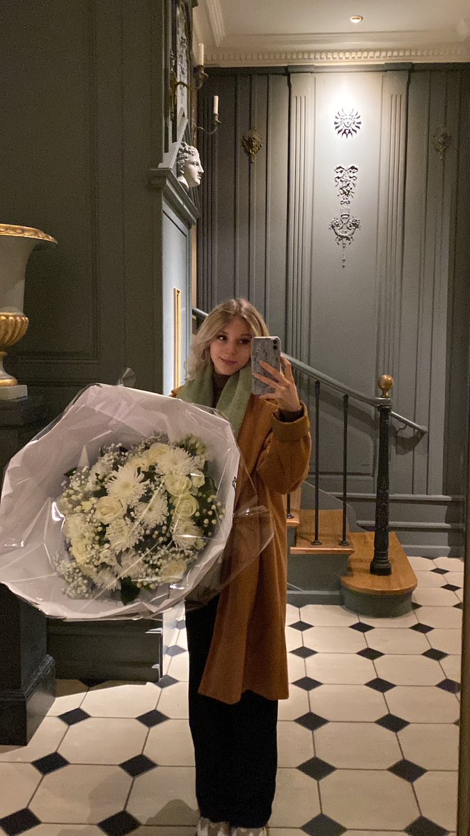 styxfilou's tweet image. mon ✨girl job✨ c’est de faire les bouquets que vos mecs vous offrent