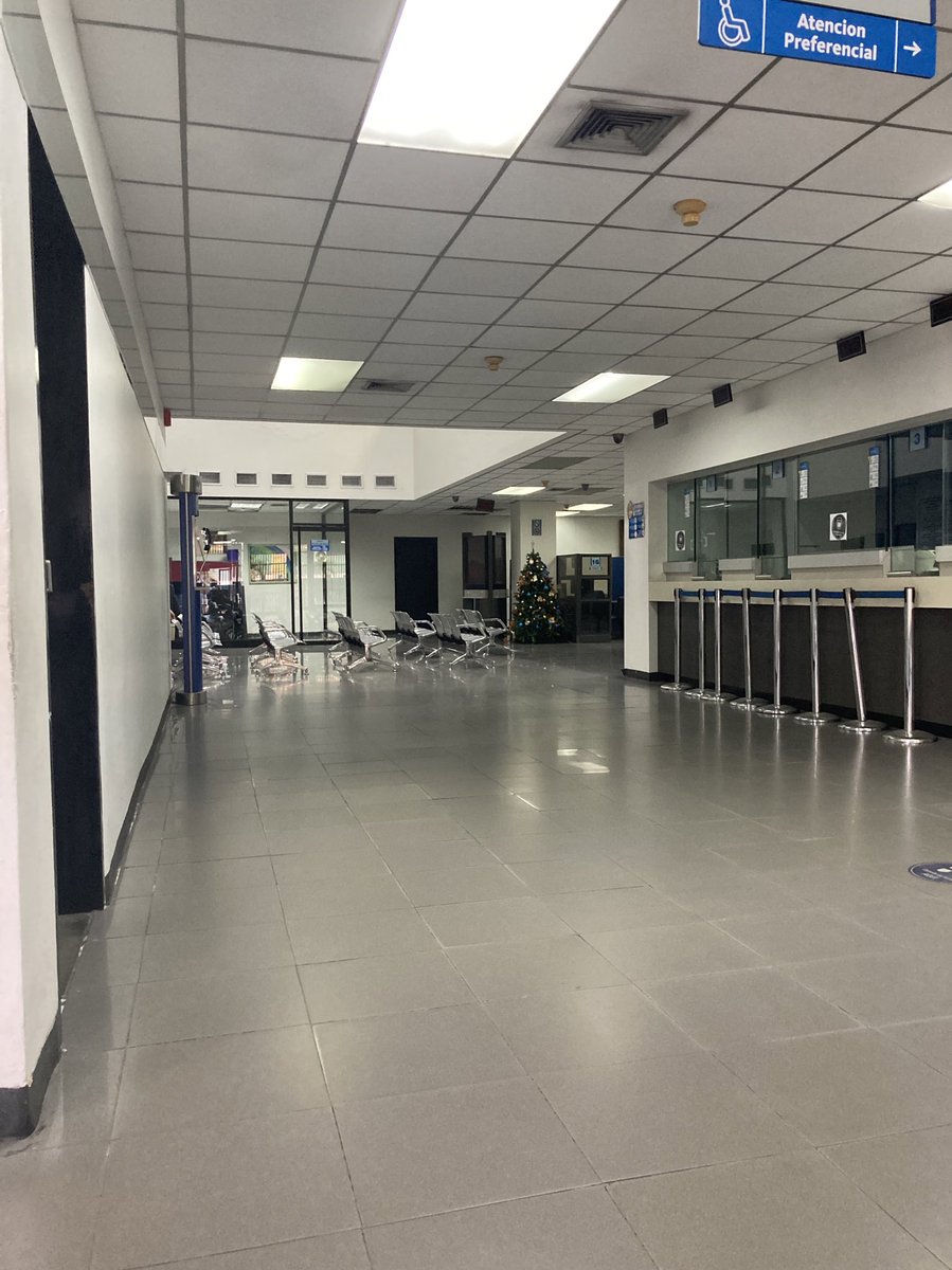 oricitaM's tweet photo. @MercantilBanco así esta el banco adentro de vacío y la gente afuera de pie esperando. Agencia torre Banaven, Valencia https://t.co/q6OwYziFsC