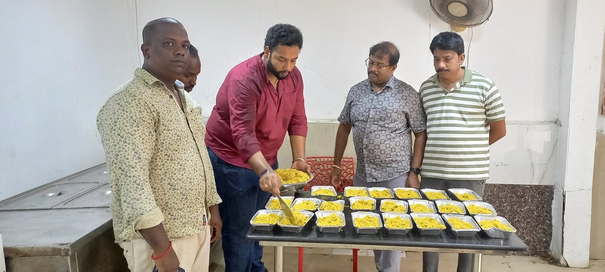 SocialmediaShol's tweet photo. மிச்சோங் புயலால் பாதிக்கப்பட்ட #சோழிங்கநல்லூர் சட்டமன்ற தொகுதி மக்களுக்கு #மக்கள்நீதிமய்யம் சார்பாக அத்தியாவசிய உணவு பொருட்கள் நிறைந்த பையும், 1000 உணவு பொருட்களும் இன்று பெத்தேல் நகர் (ஈஞ்சம்பாக்கம்), கள்ளுகுட்டை (பெருங்குடி) &amp; பள்ளிக்கரணை பகுதிகளில் வழங்கப்பட்டது.
#KamalHaasan https://t.co/fm8bvXJAod