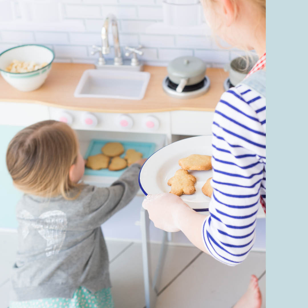 Create sweet memories with Christmas baking this season🧑‍🍳 

Why not invite your little ones to whip up a festive treat such as Christmas chocolate chip cookies or sweet strawberry jam tarts 🎄👩‍🍳 It’s the perfect time to learn more about baking!

#PlumPlayUK #LifeAtPlay