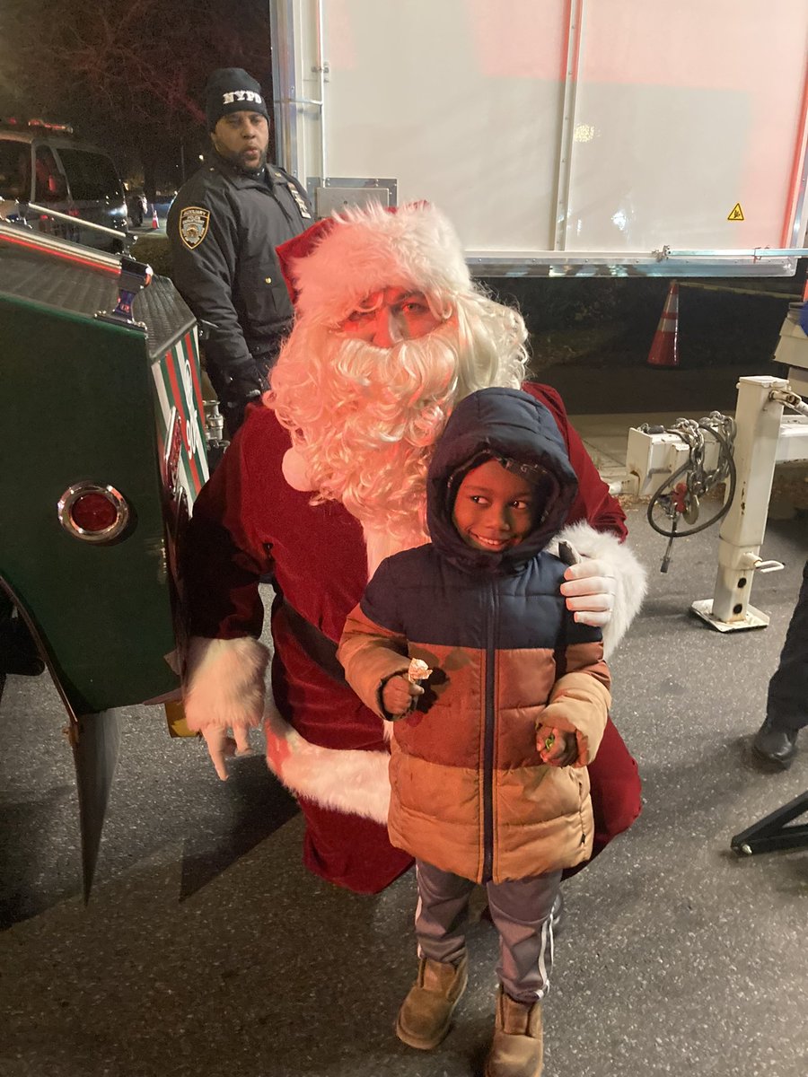 Some photos from last night’s <a href="/BXCB71/">BXCB7</a> Tree Lighting event on Mosholu Parkway. Special Thanks to all who attended, and to all who made this event possible for our community #NYPDConnecting