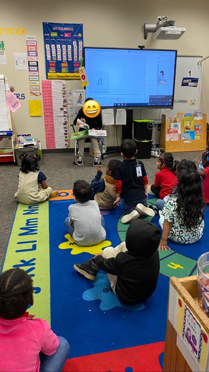 olivialuna03's tweet photo. Acts of service our Smith Student Council read to Pre-K Holiday Books 📚🎄⭐️ #ActsOfServices #Welovetohelp #HolidayCheers @ElementarySmith https://t.co/LIdjWoZtWe