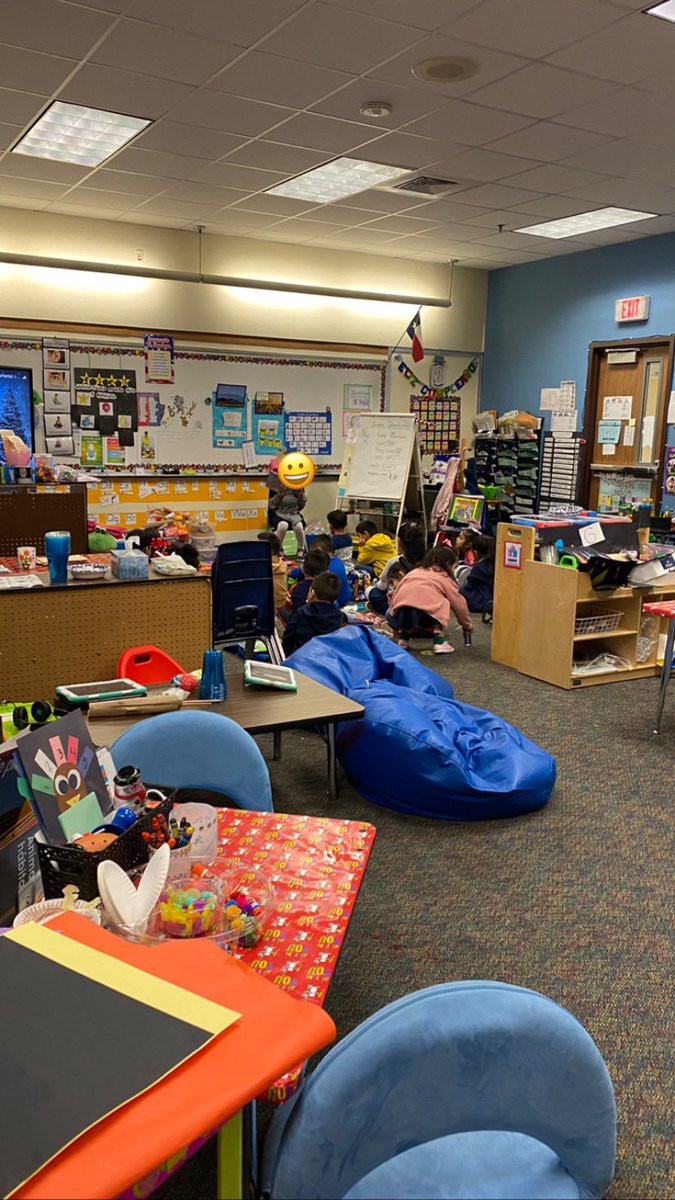 olivialuna03's tweet photo. Acts of service our Smith Student Council read to Pre-K Holiday Books 📚🎄⭐️ #ActsOfServices #Welovetohelp #HolidayCheers @ElementarySmith https://t.co/LIdjWoZtWe