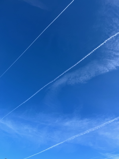 Brainsurfing22's tweet photo. @Chemtrail101 Yes, spot on with the groups of 3, I call these the claw, they look like scratch marks. Been seeing them a lot. Central Florida, 12/7/23: https://t.co/XfbByR2Hn4