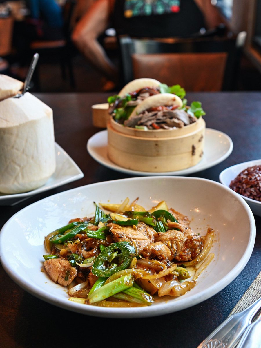 Soak in SoCal beautiful weekend with our tasty Garlic Chicken with brown rice, delicious Duck Buns, and a refreshing fresh coconut water. See you soon!

#bamboobistro_cdm #coronadelmar #ocrestaurants #vietnameserestaurant #garlicchicken #freshcoconut #coconutwater #roastedduck