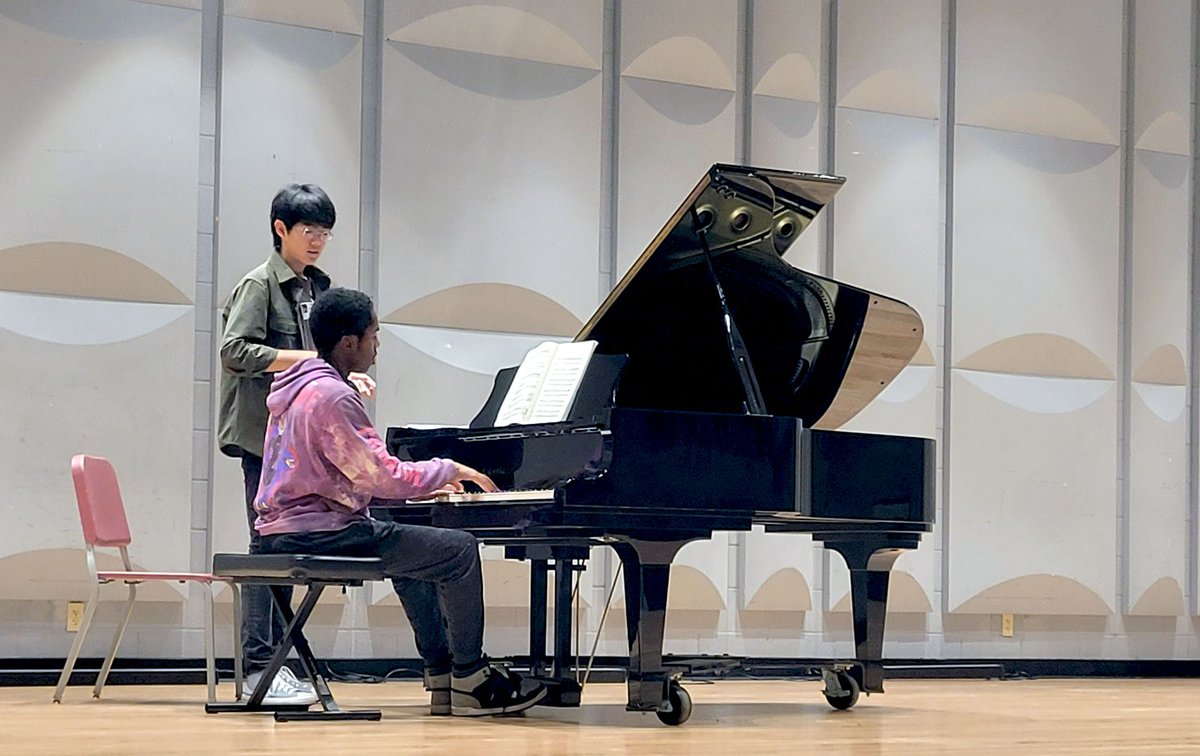 ChopinMiami's tweet photo. On Mon., William Ge, our December CHOPIN for ALL artist, met with the students of Dillard High School's piano program. The Chopin Foundation strives to support young and gifted pianists. #chopinmiami  #miamidadearts #CultureOwl #fundingartsbroward #dillardcenteforthearts https://t.co/nrhVzH8Er9