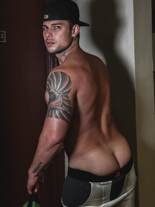 Locker room  fun 😈 https://t.co/ej1i3cRpos<a href="/tag/bts"class="tags"><span>#bts</span></a>