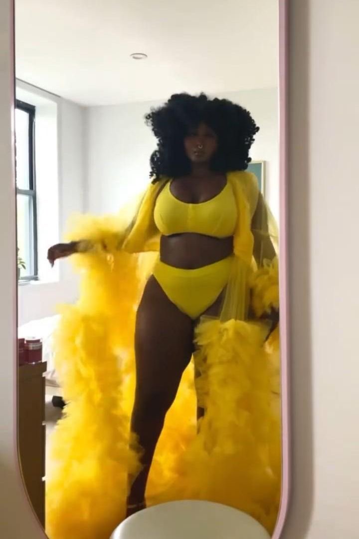 📲: 𝐌𝐚𝐲𝐥𝐢𝐧 𝐰𝐞𝐧𝐭 𝐥𝐢𝐯𝐞!

𝑌𝑒𝑙𝑙𝑜𝑤 𝑖𝑠 𝑚𝑦 𝑐𝑜𝑙𝑜𝑟！ 𝐴𝑛𝑑 𝑡ℎ𝑖𝑠 𝑟𝑜𝑏𝑒 𝑖𝑠 𝑡ℎ𝑒 𝑐ℎ𝑒𝑟𝑟𝑦 𝑜𝑛 𝑡𝑜𝑝！