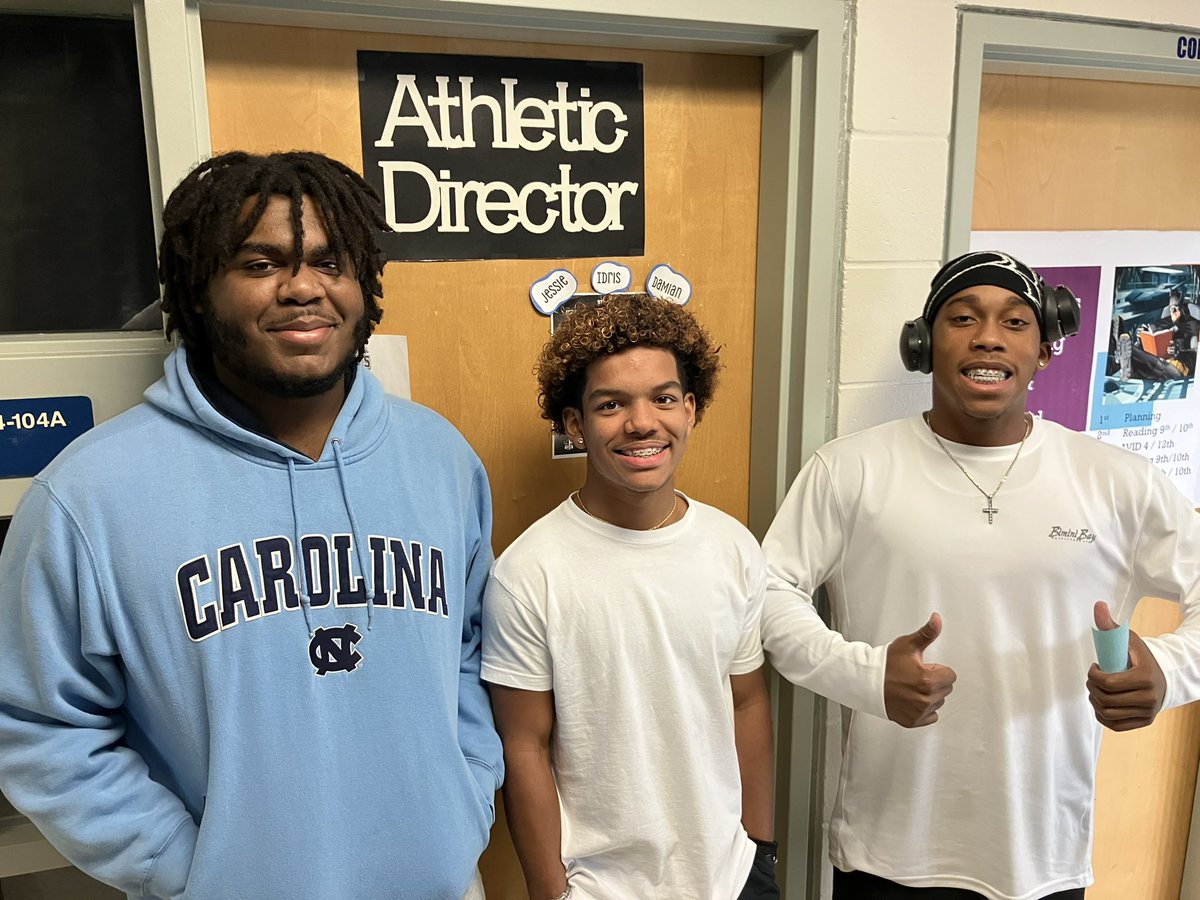 shark_sports22's tweet photo. All-Stars, All Sharks! Congrats to these 5 sensational young student athletes who go above and beyond in academics and athletics. Head out to watch them prove what the heart of a Shark looks like! 🦈❤️🏈📣❤️🦈@AncloteSharks @AncloteFB @AncloteCheer @MsKatieATC https://t.co/s1ApdsDsIb