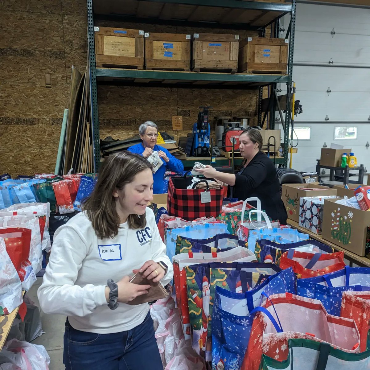 JenkinsCalebL's tweet photo. Volunteered preparing Christmas Blessing gifts with LCCC. The project has a huge impact in the community, providing cheer to those who otherwise might miss out for Christmas. Those involved pull off an amazing feat each year. 

And as a bonus, we met Taco and got a selfie. 🐈 https://t.co/p44bNCPXRb