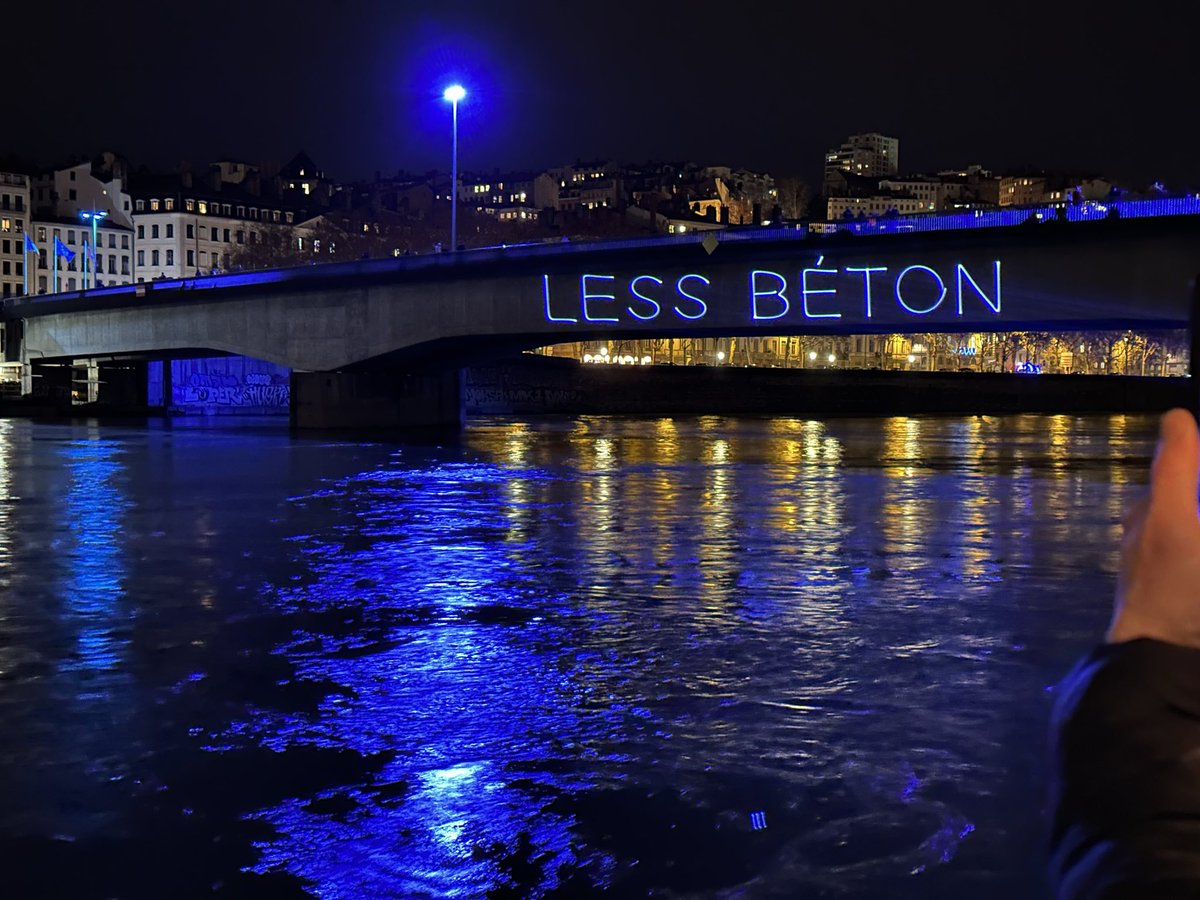 SDTLyon's tweet photo. Ce jeudi pour la #FeteDesLumieres à #Lyon une œuvre surprise a fait son apparition sur les quais du Rhône… 
Cette projection a eu lieu dans le cadre des journées contre Lafarge et le monde du béton ✊
Merci à @broth_earth et @Engrainagemedia &amp; @JoanieLemercier
pour les photos https://t.co/9jO9b6WKMj