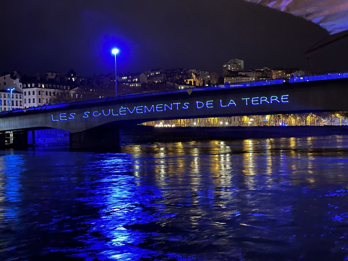 Ce jeudi pour la #FeteDesLumieres à #Lyon une œuvre surprise a fait son apparition sur les quais du Rhône… 
Cette projection a eu lieu dans le cadre des journées contre Lafarge et le monde du béton ✊
Merci à @broth_earth et @Engrainagemedia & @JoanieLemercier
pour les photos