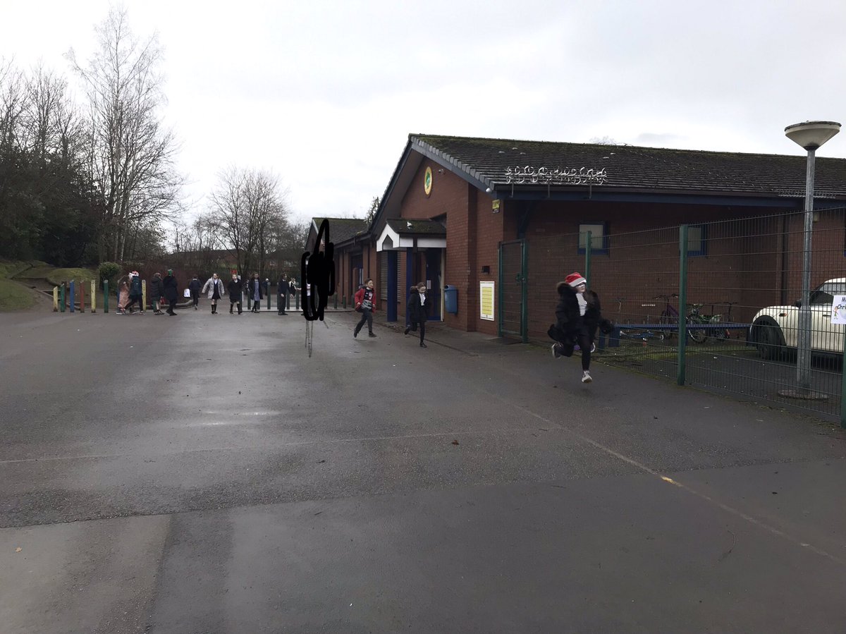 murdishawwest's tweet photo. This morning, Years 4 and 6 teamed up to do their @YourSchoolGames National Santa Dash.
#Santasmiles #NGSantaDash #YourSchoolGames @Halton_SG #MWCPSport https://t.co/nXQZR48WrA