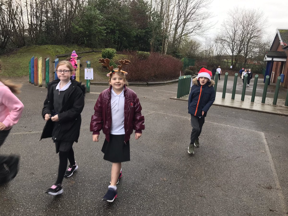 murdishawwest's tweet photo. This morning, Years 4 and 6 teamed up to do their @YourSchoolGames National Santa Dash.
#Santasmiles #NGSantaDash #YourSchoolGames @Halton_SG #MWCPSport https://t.co/nXQZR48WrA