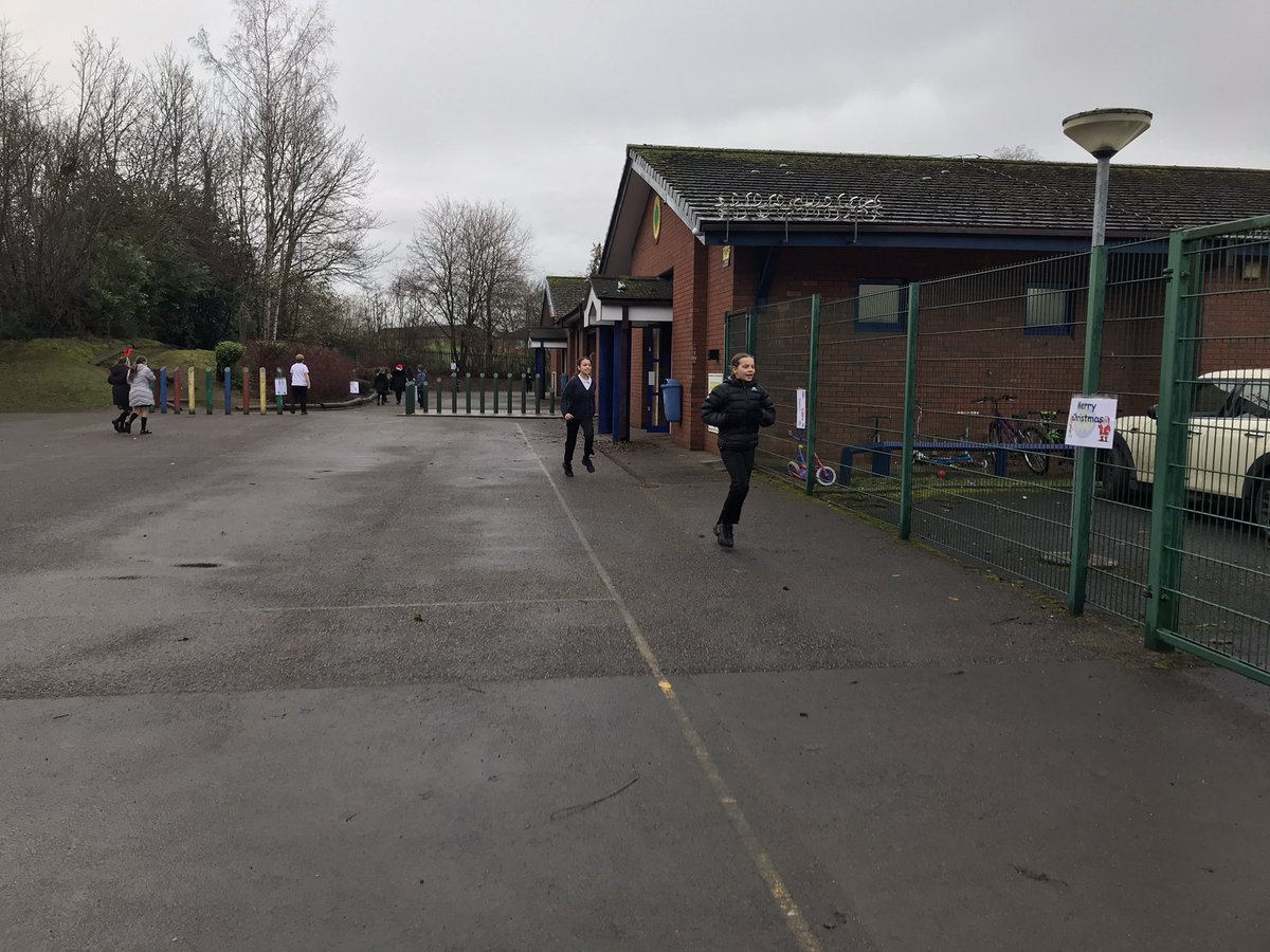 murdishawwest's tweet photo. This morning, Years 4 and 6 teamed up to do their @YourSchoolGames National Santa Dash.
#Santasmiles #NGSantaDash #YourSchoolGames @Halton_SG #MWCPSport https://t.co/nXQZR48WrA