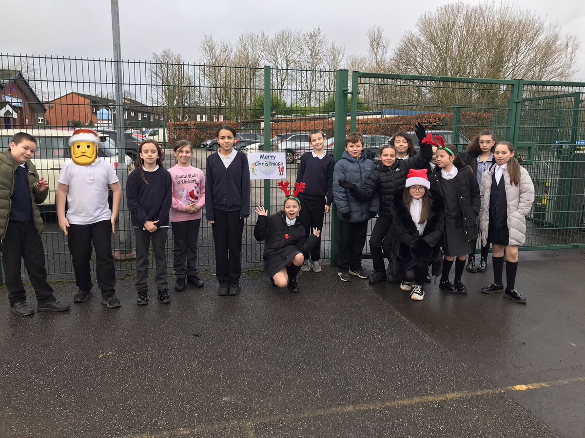 murdishawwest's tweet photo. This morning, Years 4 and 6 teamed up to do their @YourSchoolGames National Santa Dash.
#Santasmiles #NGSantaDash #YourSchoolGames @Halton_SG #MWCPSport https://t.co/nXQZR48WrA