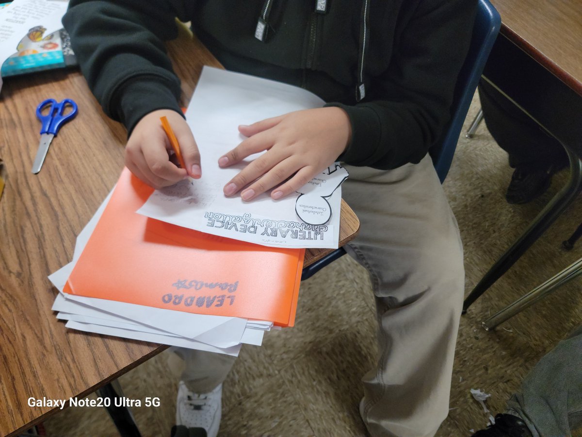 msms_bulldogs's tweet photo. Ms. Metcalf's 7th grade ELA class is reading "Refugee." Today's focus was on describing the characteristics of a chosen character. All students were engaged in a hands-on activity with an artistic twist.
#msmsistheplacetobe #talentedstudents #talentedteacher #artsineducation https://t.co/RZuOWHdx4R