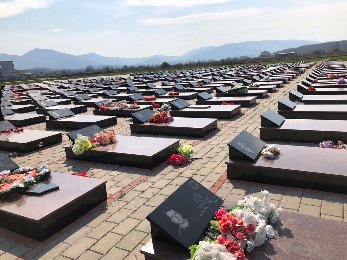 In the biggest war crimes indictment filed by the #Kosovo prosecution so far, 53 ex-members of #Serbia’s military and police forces have been charged with a 1999 massacre of more than 370 #Albanian civilians. bit.ly/3RJdhyh