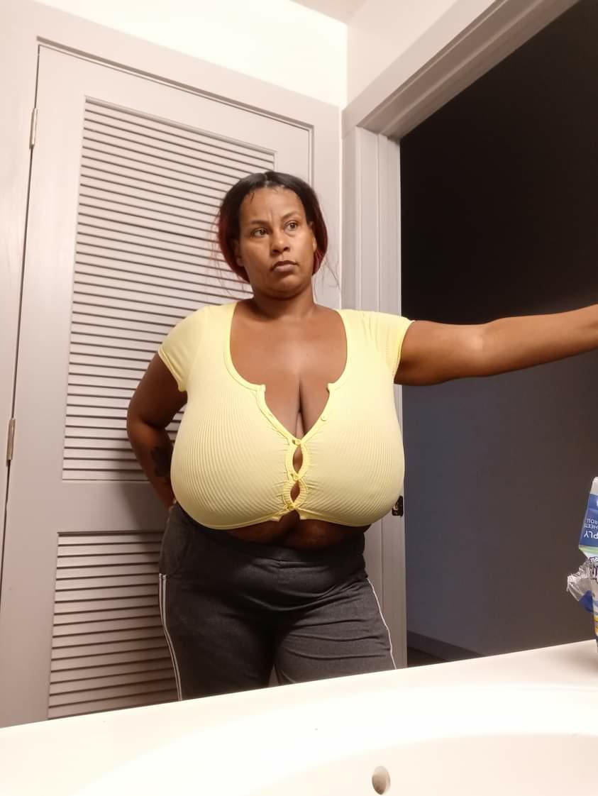 NC_Juggzz's tweet photo. Cleaning day
Watch me on https://t.co/2bWqoRL2Z6 for topless cleaning https://t.co/VdKZlqDZTx