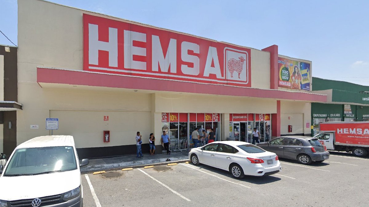 infobaemexico's tweet photo. 😲 Así fue el accidente en el que murió el hijo del fundador de #HEMSA, cadena de tiendas que se declaró en bancarrota en NL https://t.co/ufHi3dxAPc https://t.co/arqufDedtq
