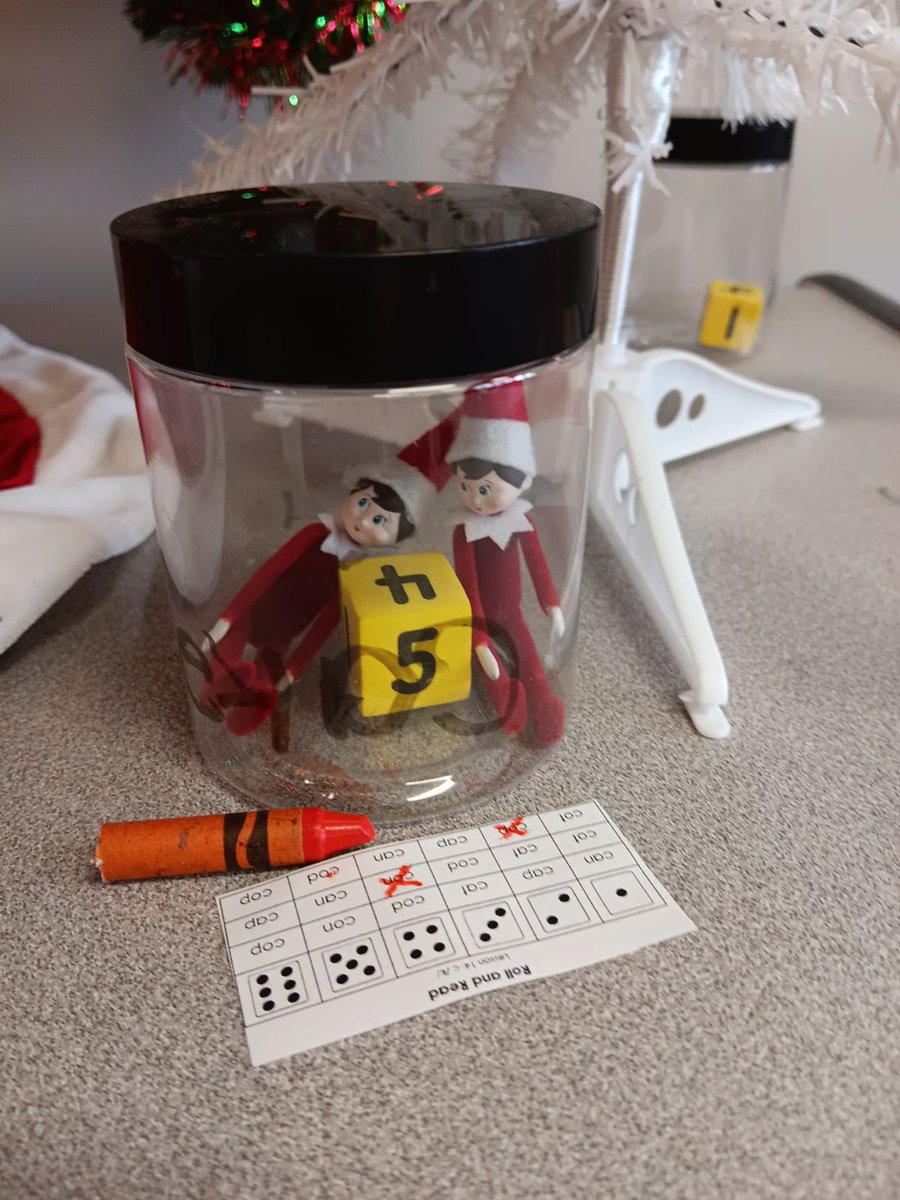 Even the elves are practicing their UFLI skills with roll and reads at <a href="/HCPSReddickES/">@HCPSReddickES</a>! #UFLI #RAYSthebar <a href="/literacyhcpsk5/">LiteracyHCPSK5</a> <a href="/VanAyresHCPS/">Van Ayres</a>