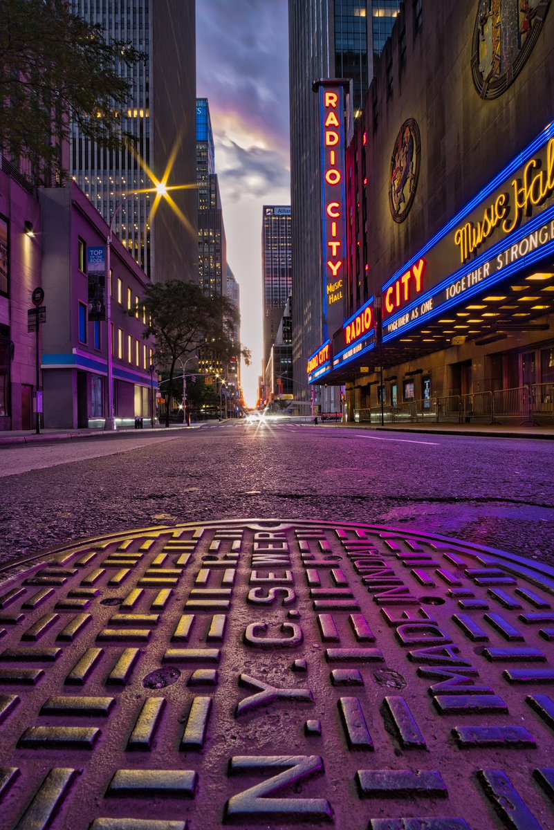 chocotuits's tweet photo. La Calle 50 a la altura del Radio City. Había tan pocos coches que podía colocar el trípode en mitad de la carretera para disparos como este. https://t.co/d3I0mHk0Za
